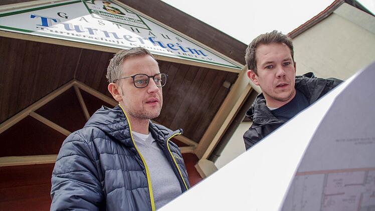 Jörg Schnappauf (l.) und Matthias Foidl planen die Zukunft des Turnerheims. Foto: Marco Meißner
