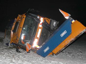 Ein Streufahrzeug ist in Coburg von der Straße abgekommen und hat sich überschlagen. Der Fahrer wurde dabei verletzt. Foto: Michael Stelzner
