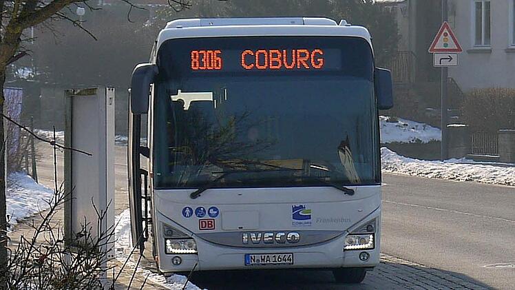 Auch ein Sorgenkind: Die Buslinie 8306 von Weidhausen nach Coburg kommt eher selten pünktlich. Foto: Berthold Köhler