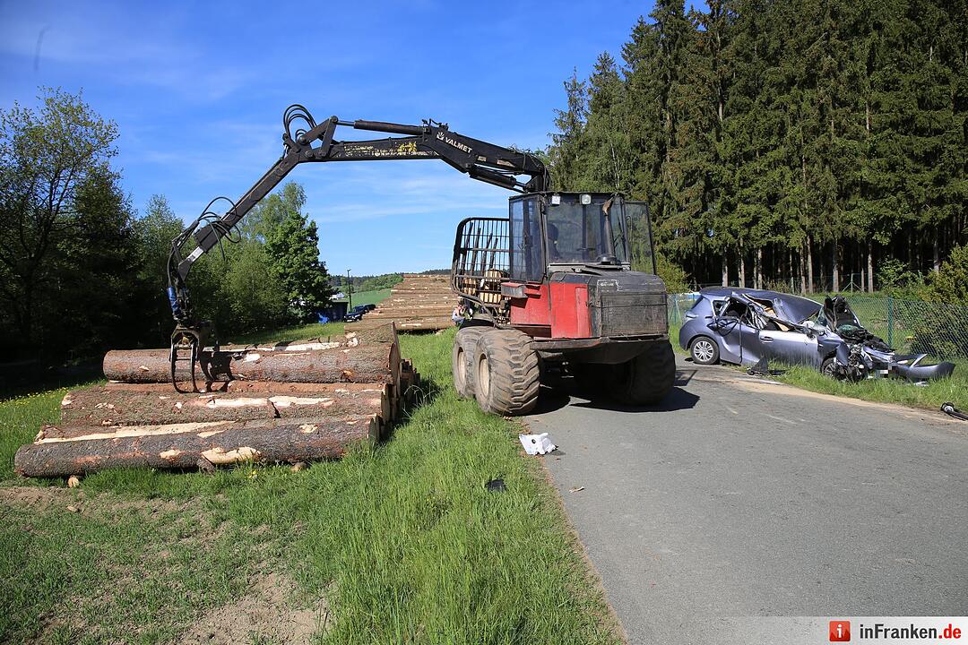 Kreis Hof: Auto kracht auf Holztransporter – Mutter und ihre zwei Kinder schwer verletzt