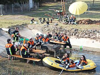Die Warnung "Warmwasser im Schwimmbassin gilt fei net!" durfte bei der Nominierung zur "Challenge" nicht fehlen: Die Bramberger Feuerwehr bei ihrer Grillparty im soeben erst aufgetauten Feuerlöschteich Foto: Eckehard Kiesewetter