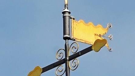 Im Dekanat Bad Neustadt gibt es künftig vier pastorale Räume. Das Symbolfoto zeigt das Turmkreuz der Kirche in Sulzfeld. Foto: H. Friedrich