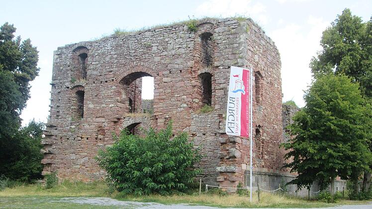 Das ehemalige Gasthaus "Ruine Aura", zu dem auch die Klosterruine  (im Bild) gehört, soll auf Wunsch des Besitzers, Karlheinz Friedel, ein Kinderhaus werden. Der Umnutzung stimmte der Rat zu, Genehmigungsbehörde ist jedoch das Landratsamt.       Winfried Ehling