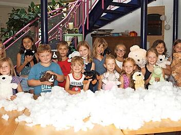 Die an dem Ferienkurs teilnehmenden Kinder präsentieren hier voller Freude ihre selbst gebasteltes Lieblingstiere.  Foto: Alfred Thieret