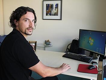 Chefarzt Christoph Lehner in seinem Büro in der Steigerwald Klinik in Burgebrach. Seit 1. Juli leitet er dort die Abteilung für Psychosomatik. Foto: Anna-Lena Deuerling