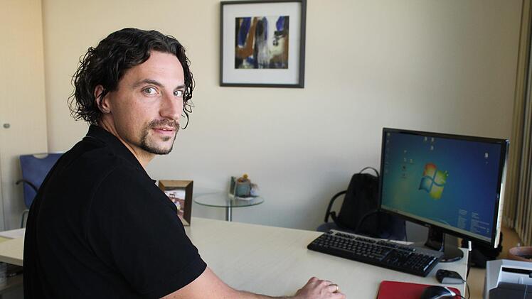 Chefarzt Christoph Lehner in seinem Büro in der Steigerwald Klinik in Burgebrach. Seit 1. Juli leitet er dort die Abteilung für Psychosomatik. Foto: Anna-Lena Deuerling