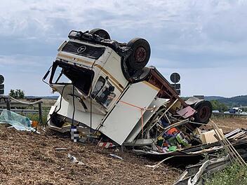 Schwerer Unfall auf der A6: Ein Sattelzug &uuml;berschlug sich am Montagnachmittag. Foto: Friedrich/News5