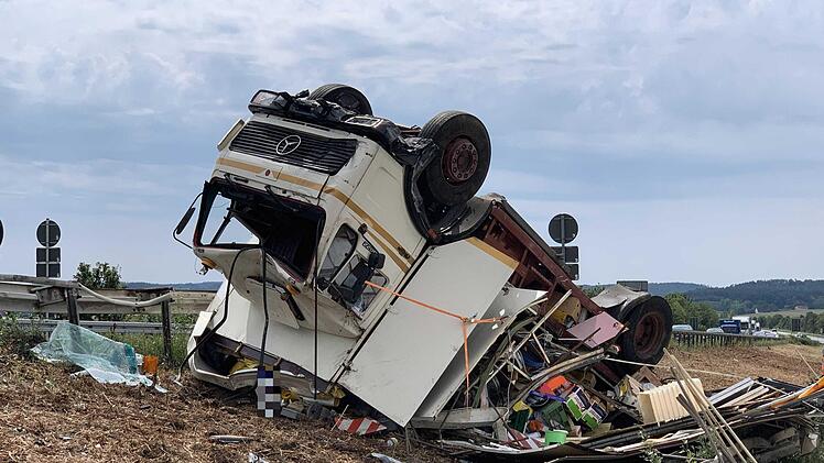 Schwerer Unfall auf der A6: Ein Sattelzug überschlug sich am Montagnachmittag. Foto: Friedrich/News5