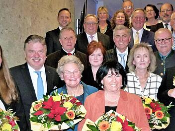 An fünf Frauen übergab Landrat Klaus Peter Söllner am "Internationalen Tag des Ehrenamtes" die Ehrennadel des Landkreises Kulmbach für besondere Verdienste im ehrenamtlichen Bereich. Vorne, von links: Katharina Münch, Landrat Klaus Peter Söllner, Christel Tischer, Ingrid Burges, Ilona Fischer und Christine Hofmann-Niebler. Foto: Werner Reißaus
