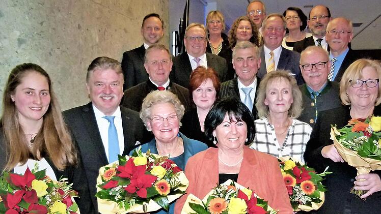 An fünf Frauen übergab Landrat Klaus Peter Söllner am "Internationalen Tag des Ehrenamtes" die Ehrennadel des Landkreises Kulmbach für besondere Verdienste im ehrenamtlichen Bereich. Vorne, von links: Katharina Münch, Landrat Klaus Peter Söllner, Christel Tischer, Ingrid Burges, Ilona Fischer und Christine Hofmann-Niebler. Foto: Werner Reißaus