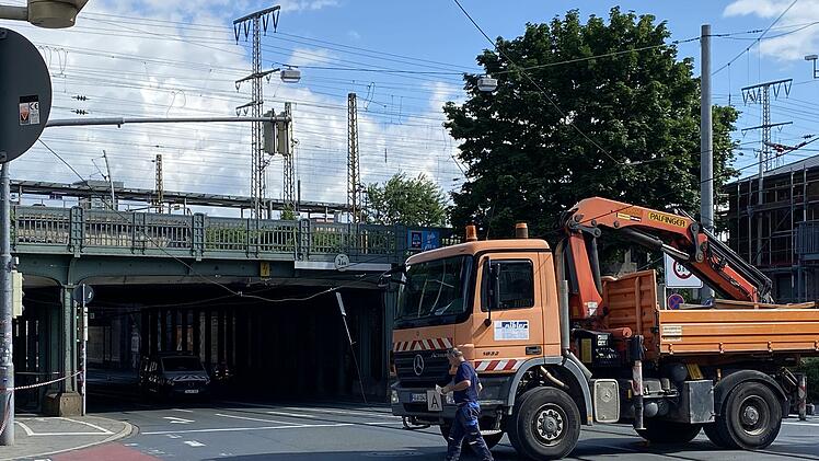 Autokran reißt Stromleitung in Nürnberg ab - Passant verletzt