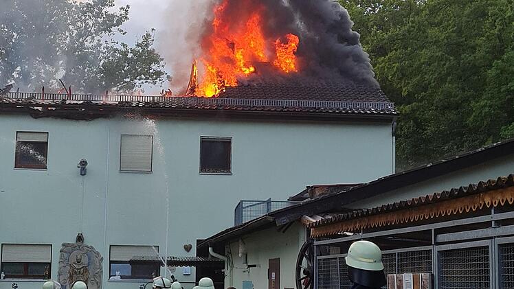 Beim verheerenden Brand im Tierheim Wannigsmühle im letzten Jahr waren auch die Kleinwenkheimer Feuerwehrleute im Einsatz. Damit sie auch künftig ihre Aufgaben erfüllen können, bekommen sie ein neues Löschgruppenfahrzeug. Foto: Archiv/Susanne Will