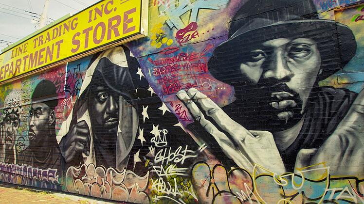 Ein Wandgemälde in New York erinnert an die berühmten HipHop-Söhne der Stadt.
