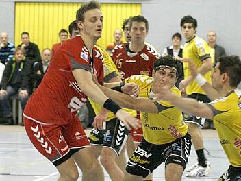Die Coburger standen in der Schlussphase in Pirna auf verlorenem Posten. Trotz heftiger Gegenwehr - hier von Hajck Karapetjan und Sebastian Kirchner (rechts) - fanden die Spieler des Gastgebers immer wieder die entscheidende Lücke. Daneben beobachtet Abwehrchef Tomas Riha (verdeckt) und im Hintergrund Maximilian Drude und Ronny Göhl (ganz rechts) die vergeblichen Störversuche ihrer Mitspieler. Foto: Iris Bilek