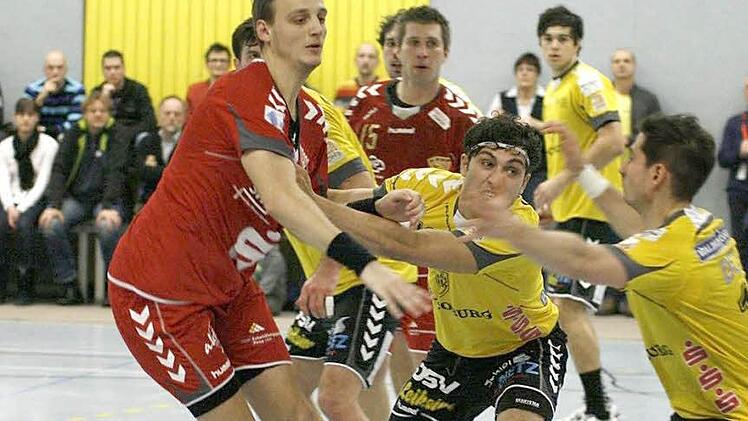 Die Coburger standen in der Schlussphase in Pirna auf verlorenem Posten. Trotz heftiger Gegenwehr - hier von Hajck Karapetjan und Sebastian Kirchner (rechts) - fanden die Spieler des Gastgebers immer wieder die entscheidende Lücke. Daneben beobachtet Abwehrchef Tomas Riha (verdeckt) und im Hintergrund Maximilian Drude und Ronny Göhl (ganz rechts) die vergeblichen Störversuche ihrer Mitspieler. Foto: Iris Bilek