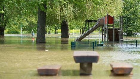 Der Main tritt über die Ufer: Der Spielplatz im Würzburger Stadtteil Zellerau stehen am Sonntag, 2. 6. 2013 unter Wasser. Foto: Tobias Köpplinger