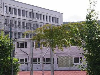 Die Schulleitung des Kaspar-Zeuß-Gymnasiums Kronach hat ein Einsehen mit den Schülern der Q 12. Sie dürfen sich nun weitgehend im Schulgebäude statt in den ungeliebten Containern (vorne) auf ihr Abitur vorbereiten. Foto: Marco Meißner