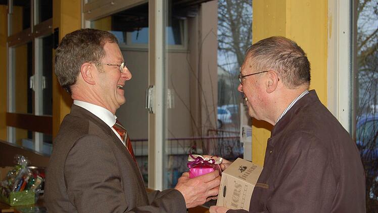 Geschenke zum Abschied für Studiendirektor Volker Rieß.