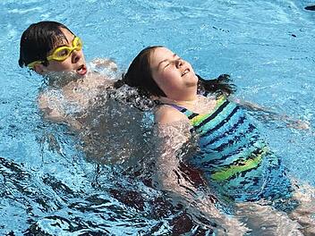René Wiefek ist selbst mit der Rettungsleine gesichert und schleppt das "Badeopfer" Mona ab. Fotos: Sonja Adam