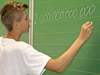 Wie viele Schulden hat Deutschland? Sebastian macht es kein Problem, zwei Billionen Euro mit der richtigen Zahl von Nullen an die Tafel zu schreiben.