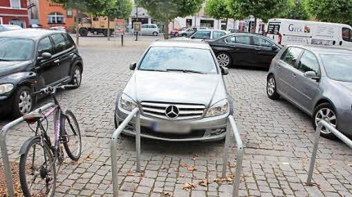 Am Marktplatz sieht man vor lauter Autos die Sitzbänke nicht mehr. Verändern will der Stadtrat auch die Ästhetik der Fahrradständer.