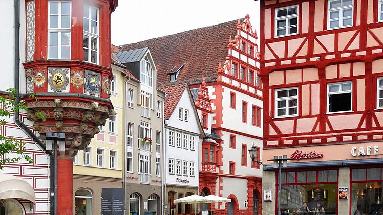 1984 wurde die Herrngasse zur Fußgängerzone. Aber auch die heute farbige Fassadengestaltung von Stadthaus und Staatsarchiv fällt beim Vergleich ins Auge.Foto: Jochen Berger