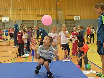 Außer auf Fitness kommt es auch auf die Motorik und den Gleichgewichtssinn an. Die Grundschüler durchliefen sechs Stationen und schnupperten so in den Handballsport hinein. Foto: Gerd Schaar