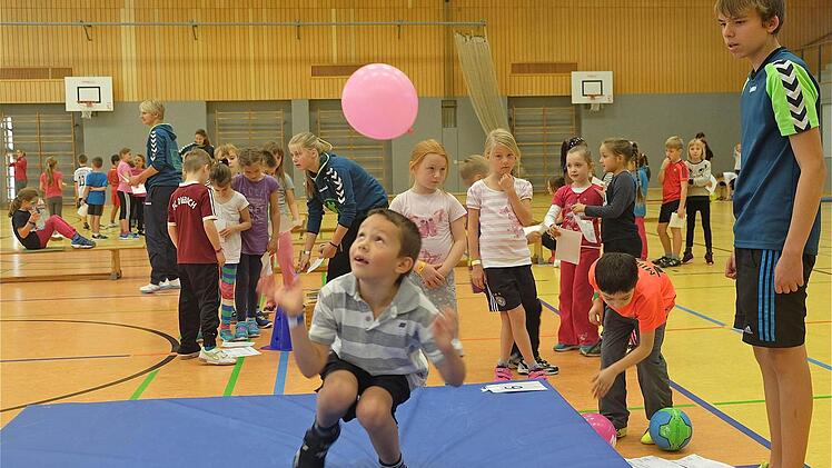 Außer auf Fitness kommt es auch auf die Motorik und den Gleichgewichtssinn an. Die Grundschüler durchliefen sechs Stationen und schnupperten so in den Handballsport hinein. Foto: Gerd Schaar