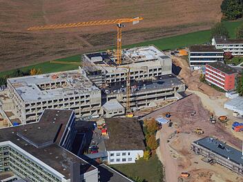 Am Klinikneubau konnte im November Richtfest gefeiert werden. Zum Jahresende gab es einen positiven Rückblick auf das Baugeschehen im Kreistag. Hier ein Blick auf die Baustelle, vorne links das bestehende Krankenhaus. Foto: Landratsamt Lichtenfels