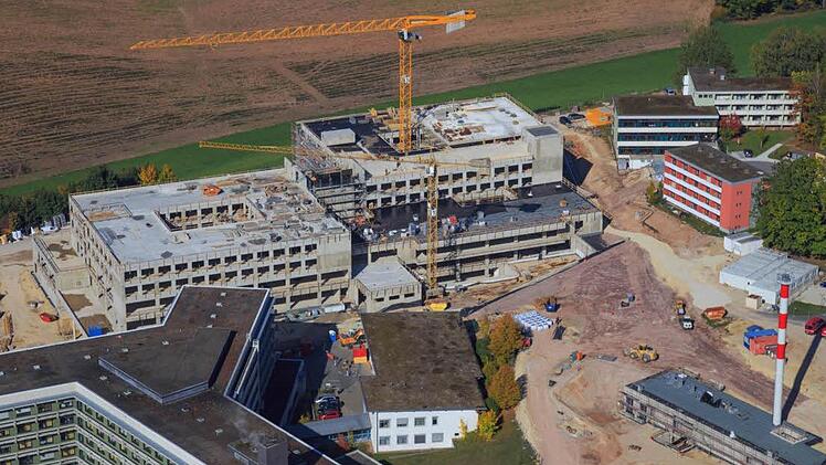 Am Klinikneubau konnte im November Richtfest gefeiert werden. Zum Jahresende gab es einen positiven Rückblick auf das Baugeschehen im Kreistag. Hier ein Blick auf die Baustelle, vorne links das bestehende Krankenhaus. Foto: Landratsamt Lichtenfels