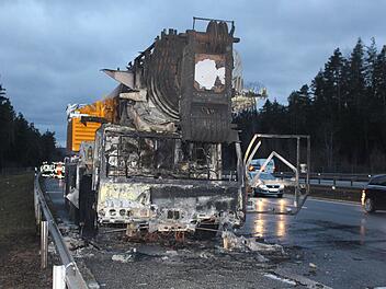 Auf 1 Mio. Euro bel&auml;uft sich der Schaden, der beim Brand dieses Spezialkranes entstanden ist.   Foto: News5/B&auml;r