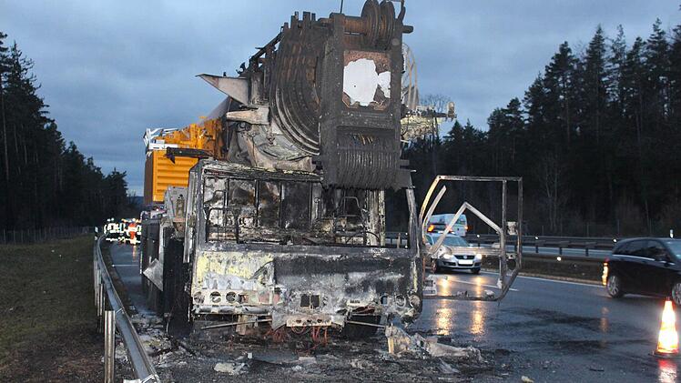 Auf 1 Mio. Euro bel&auml;uft sich der Schaden, der beim Brand dieses Spezialkranes entstanden ist.   Foto: News5/B&auml;r