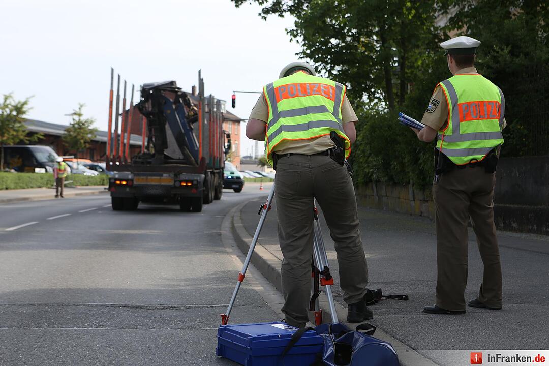 Fussgaengerin von Lkw ueberrollt und getoetet