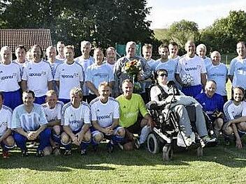 Die "Allstars" Haßberge (weiße Hemden) und die Traditionself der Sportfreunde Holzhausen (hellblaue Trikots) lieferten sich in Mechenried ein Fußballspiel, dessen Reinerlös der Unterstützung von Jonas Thein aus Uchenhofen zugute kommt. Rechts steht der Schiedsrichter Willi Fuß aus Zell. Foto: Gerold Snater