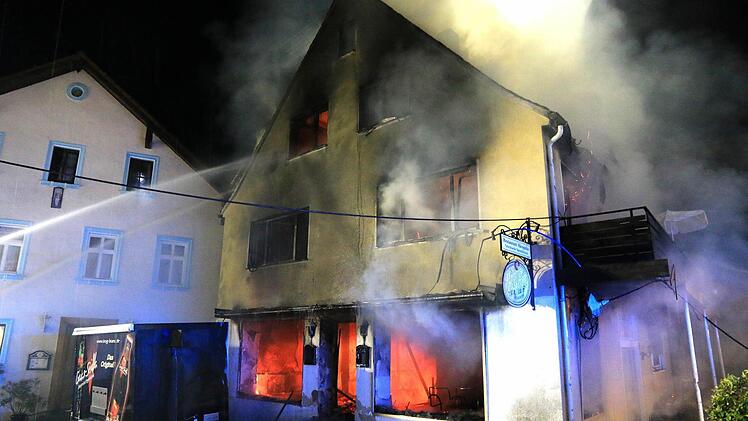Noch brennt das ehemalige Gasthaus.  Foto: Ferdinand Merzbach/News5