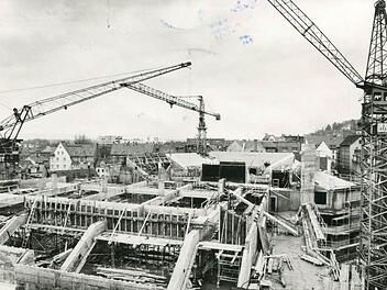 Parkhaus Mauer: Anfang März 1977 sah es auf der Baustelle in der Weber noch nach reichlich Arbeit aus. Doch Ende September 1977 wurde Coburgs erstes Parkhaus feierlich eröffnet.Foto: CT-Archiv