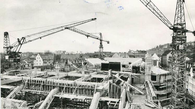 Parkhaus Mauer: Anfang März 1977 sah es auf der Baustelle in der Weber noch nach reichlich Arbeit aus. Doch Ende September 1977 wurde Coburgs erstes Parkhaus feierlich eröffnet.Foto: CT-Archiv