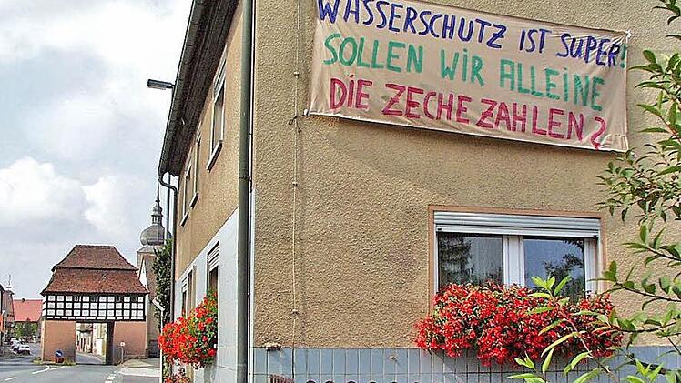 Schon im Jahr 2001 war die Erweiterung des Wasserschutzgebiets in Uehlfeld Thema. Damals hatten Uehlfelder Bürger Transparente an ihre Häuser gehängt.  Foto: Sonja Werner (Archiv)