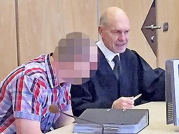 Am Montag begann vor dem Landgericht Coburg der Prozess gegen einen Pflasterer, der im Streit einen 55-jährigen Bauarbeiter aus Kasendorf erschlagen hat. Hier der Angeklagte zusammen mit seinem Verteidiger Till Wagler aus Kronach.  Foto: Stephan Tiroch
