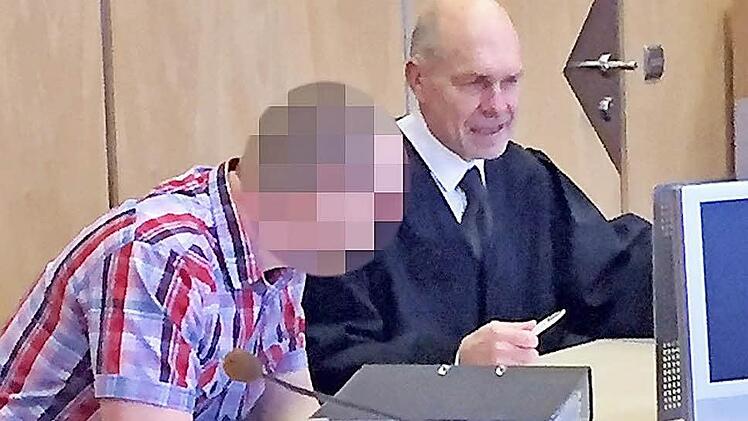 Am Montag begann vor dem Landgericht Coburg der Prozess gegen einen Pflasterer, der im Streit einen 55-jährigen Bauarbeiter aus Kasendorf erschlagen hat. Hier der Angeklagte zusammen mit seinem Verteidiger Till Wagler aus Kronach.  Foto: Stephan Tiroch