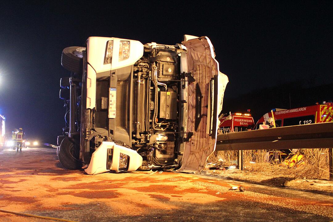 Tödlicher Lkw-Crash auf der A9: Lastkraftwagen kracht in Leitplanke