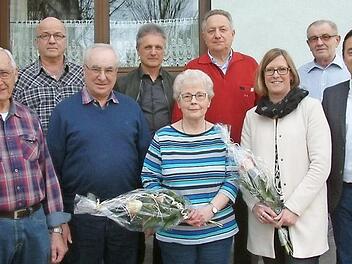TTC Wallenfels ernannte seine Gründungsmitglieder zu Ehrenmitgliedern und führte BLSV-Ehrungen im Rahmen der Jahreshauptversammlung durch (v. l.): Anton Gleich, Roland Schön, Franz Eger, Werner Zeuß, Carola Gleich, Jürgen Brendel, Christine Hümmrich-Müller, Horst Hofmann und Bürgermeister Jens Korn.  Fotos: Hans Franz
