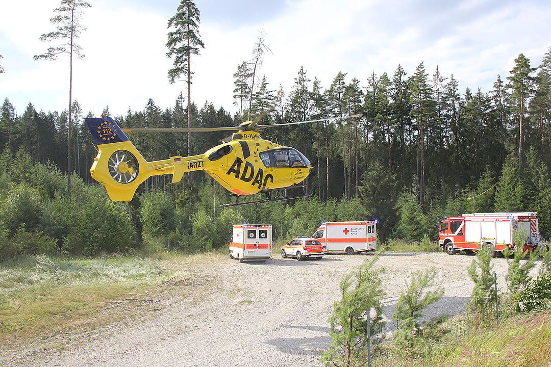 A73: Auto überschlägt sich und fällt Abhang runter18 19:06
