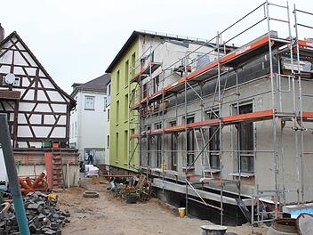 An der neuen Lichtenfelser Kindertagesstätte "Körbla" (hier vom derzeit gesperrten Durchgang zum Parkhaus Stadtgraben gesehen) wird noch eifrig gebaut.