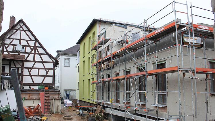 An der neuen Lichtenfelser Kindertagesstätte "Körbla" (hier vom derzeit gesperrten Durchgang zum Parkhaus Stadtgraben gesehen) wird noch eifrig gebaut.