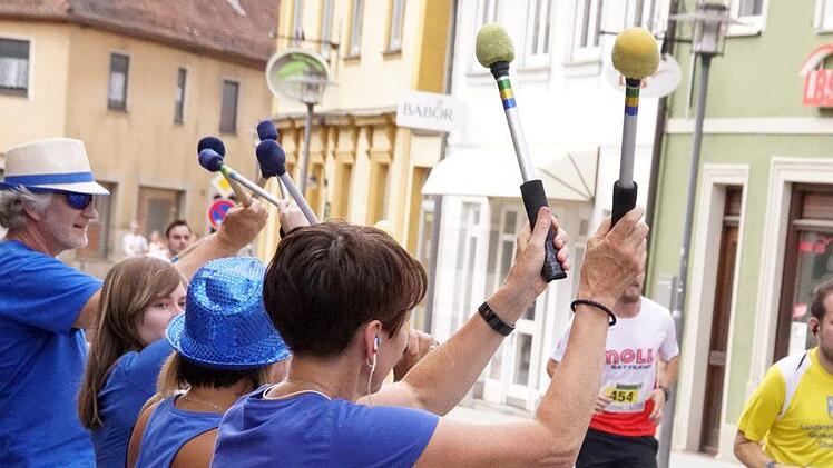 Die Trommlergruppe "Paixao" verlieh den Athleten einmal mehr akustischen "Rückenwind".
