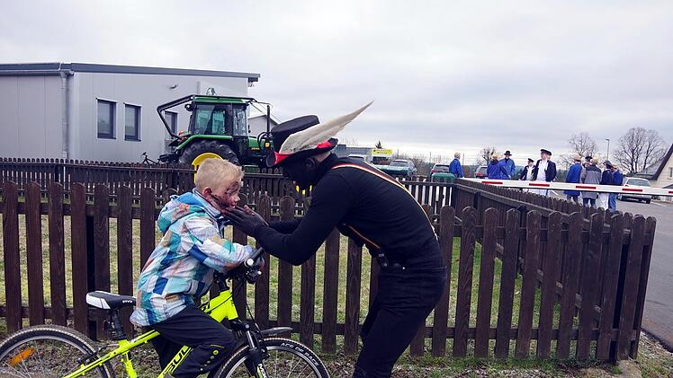 Vor den umtriebigen Pfefferern war am "Tag der unschuldigen Kinder" in Birnbaum und Neufang niemand sicher. Foto: Heike Schülein