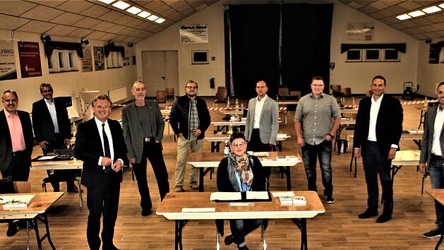 Die neuen Stockheimer Gemeinder&auml;te mit den B&uuml;rgermeistern Rainer Detsch (Dritter von links), seinen Stellvertretern Daniel Wei&szlig;erth (rechts) und Stefan H&auml;fner (Zweiter von rechts) Foto: Veronika Schadeck