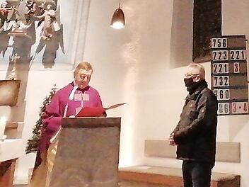 Dank und Ehrung für Organist Michael Höfner in der Kirche Heiligste Dreifaltigkeit in Theisenort durch Pfarrvikar Norbert Lang Foto: K.- H. Hofmann