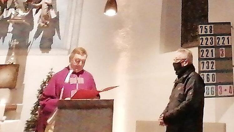 Dank und Ehrung für Organist Michael Höfner in der Kirche Heiligste Dreifaltigkeit in Theisenort durch Pfarrvikar Norbert Lang Foto: K.- H. Hofmann